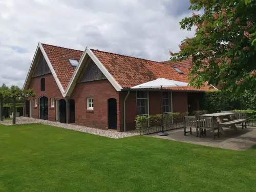 Familiehuis met grote tuin en veel speelgoed voor de kids