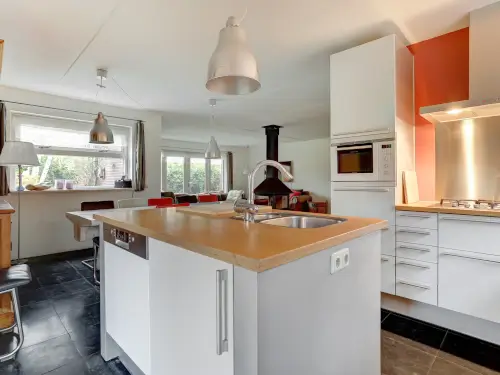 Familiehuis met barrelsauna, veranda en omheinde tuin
