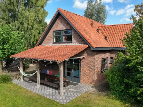 Familiehuis met barrelsauna, veranda en omheinde tuin