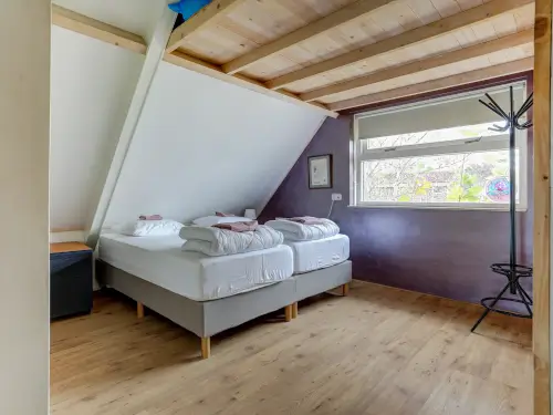 Familiehuis met barrelsauna, veranda en omheinde tuin