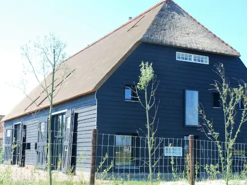 Luxe vakantiehuis met grote tuin nabij zon, zee & strand