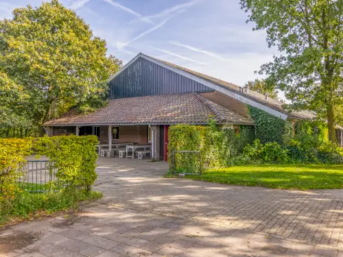 Groepsverblijf met overdekt terras, speelbos & kampvuur