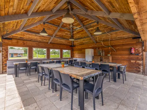 Familie accommodatie met dierenweide en overdekt terras