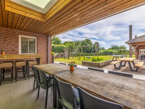 Familie accommodatie met dierenweide en overdekt terras