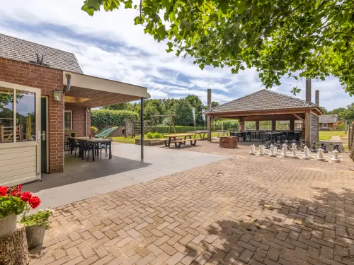 Familie accommodatie met dierenweide en overdekt terras