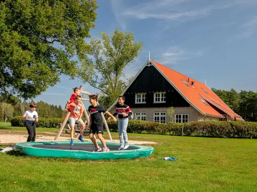 Luxe groepsaccommodatie met sauna, Finse kota en hottub