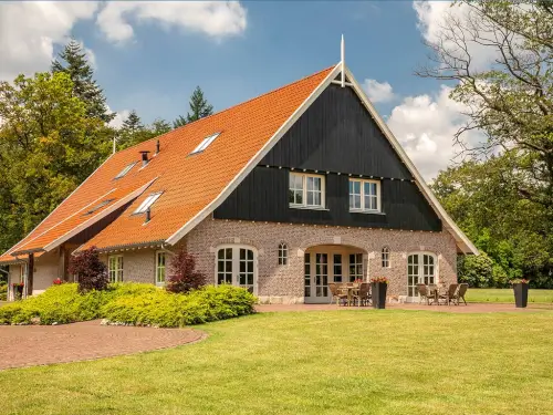 Luxe groepsaccommodatie met sauna, Finse kota en hottub