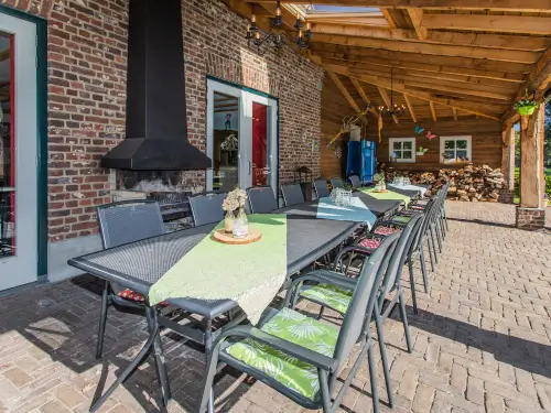 Luxe vakantiehuis met overdekt terras en buiten haard