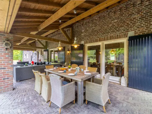 Sfeervolle vakantieboerderij met groot overdekt terras