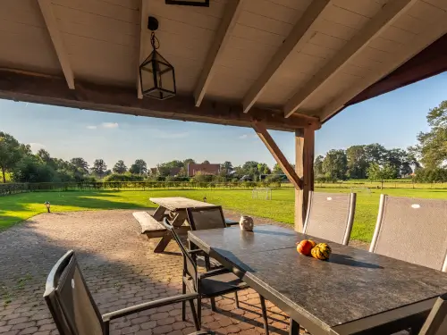 Luxe vakantieverblijf met sauna, riante tuin en speelschuur