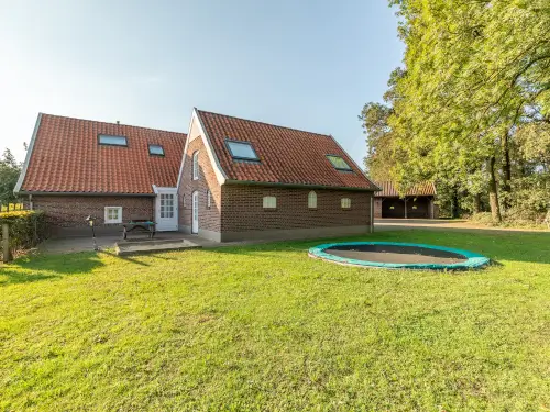 Luxe vakantieverblijf met sauna, riante tuin en speelschuur