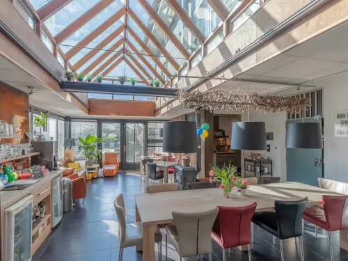 Bijzonder vakantiehuis in waterrijk Friesland met 10 kamers