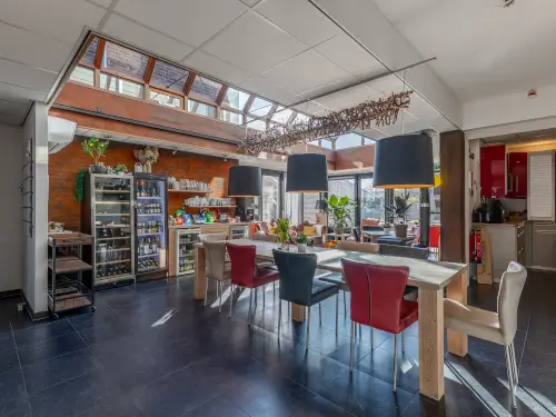 Bijzonder vakantiehuis in waterrijk Friesland met 10 kamers