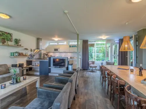 Gelegen op een landgoed met overdekt bos-terras