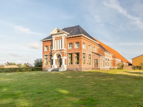 Monumentale boerderij met speelveld en bar