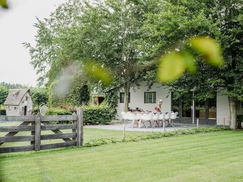 Luxe vakantiehuis met grote tuin, hottub & overkapping
