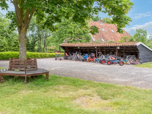 Authentieke vakwerkboerderij gelegen naast het water