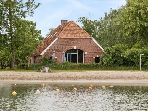 Authentieke vakwerkboerderij gelegen naast het water