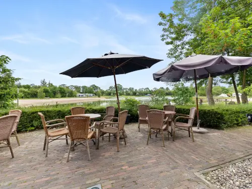 Authentieke vakwerkboerderij gelegen naast het water