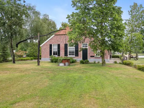 Authentieke vakwerkboerderij gelegen naast het water