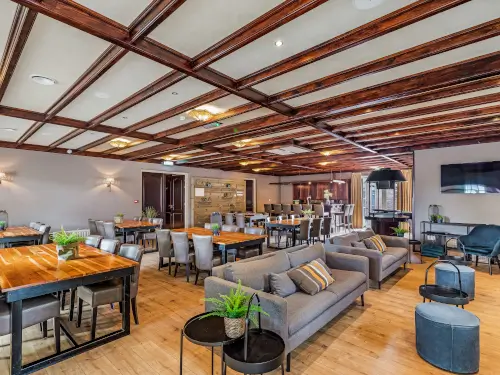 Familiehuis met sportveld, bar en indoor barbecue
