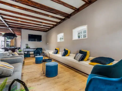Familiehuis met sportveld, bar en indoor barbecue