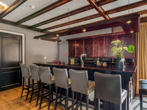 Familiehuis met sportveld, bar en indoor barbecue