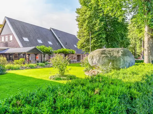 Familiehuis met sportveld, bar en indoor barbecue