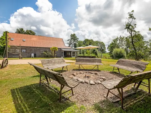 Knus vakantiehuis in Friesland met veranda en kampvuur