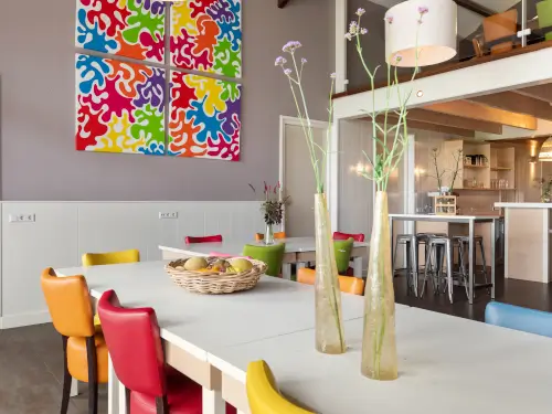 Luxe vakantiehuis met bar en natuurlijk zwembad
