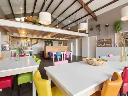Luxe vakantiehuis met bar en natuurlijk zwembad