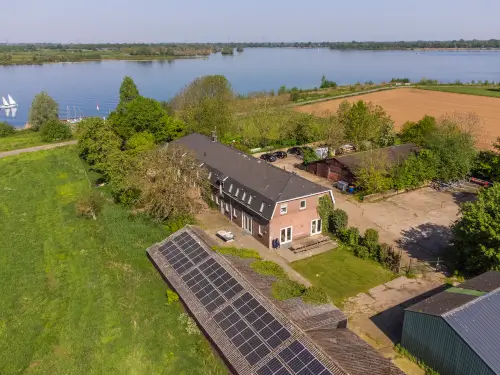 Gelegen aan water met volop watersportmogelijkheden