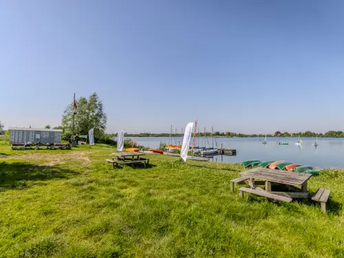 Gelegen aan water met volop watersportmogelijkheden
