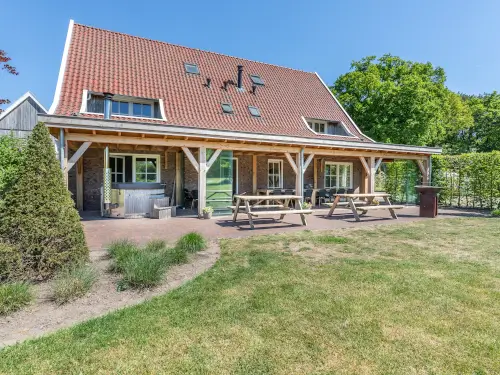 Boerderij in Twentse stijl in natuurlandschap