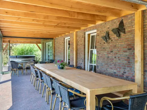 Boerderij in Twentse stijl in natuurlandschap