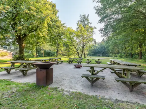 Grenzend aan het bos + speelweide & kampvuurplaats