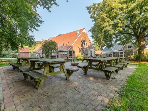 Grenzend aan het bos + speelweide & kampvuurplaats