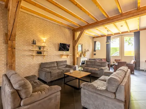 Vakantiehuis in de Betuwe met bar en kunstgrasveld