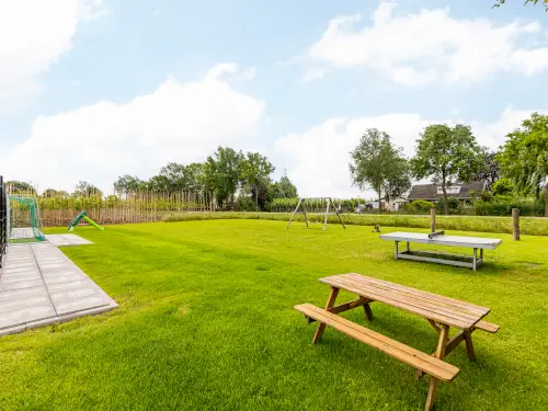 Vakantiehuis in de Betuwe met bar en kunstgrasveld
