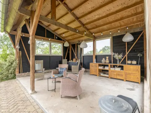 Vakantiehuis in de Betuwe met bar en kunstgrasveld