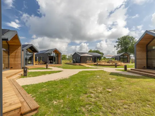 8 Luxe lodges met groepsruimte en 6 hottubs