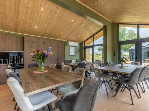 8 Luxe lodges met groepsruimte en 6 hottubs