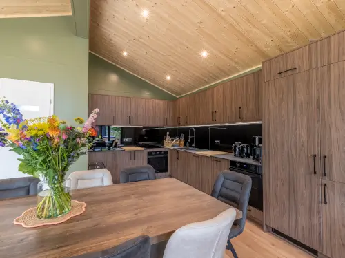 8 Luxe lodges met groepsruimte en 6 hottubs