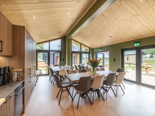 8 Luxe lodges met groepsruimte en 6 hottubs