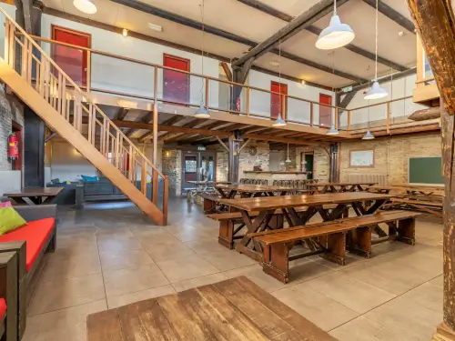 Grote accommodatie met gezellige groepsruimte en bar