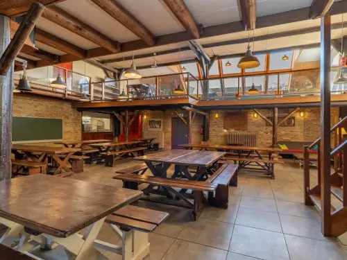Grote accommodatie met gezellige groepsruimte en bar