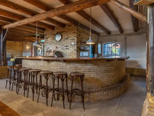 Grote accommodatie met gezellige groepsruimte en bar