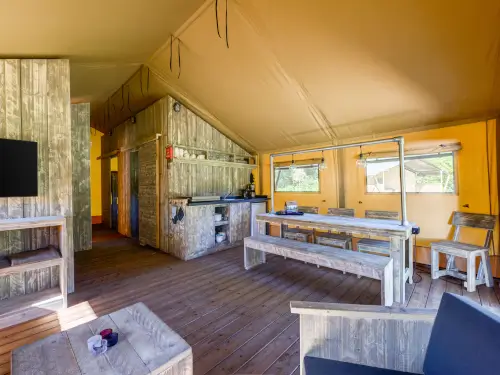 Groepsaccommodatie met 3 lodges en 2 hottubs