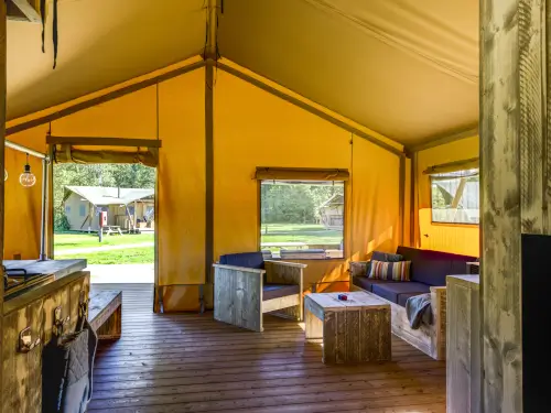 Groepsaccommodatie met 3 lodges en 2 hottubs