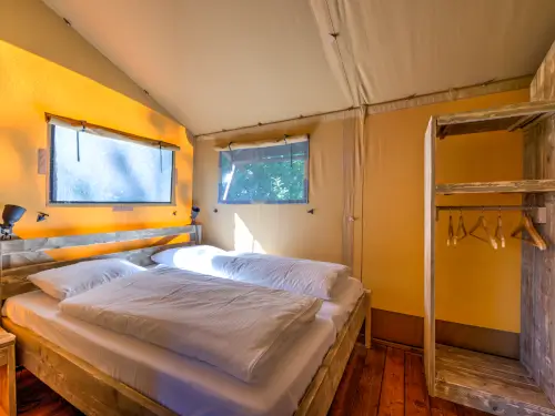 Groepsaccommodatie met 3 lodges en 2 hottubs